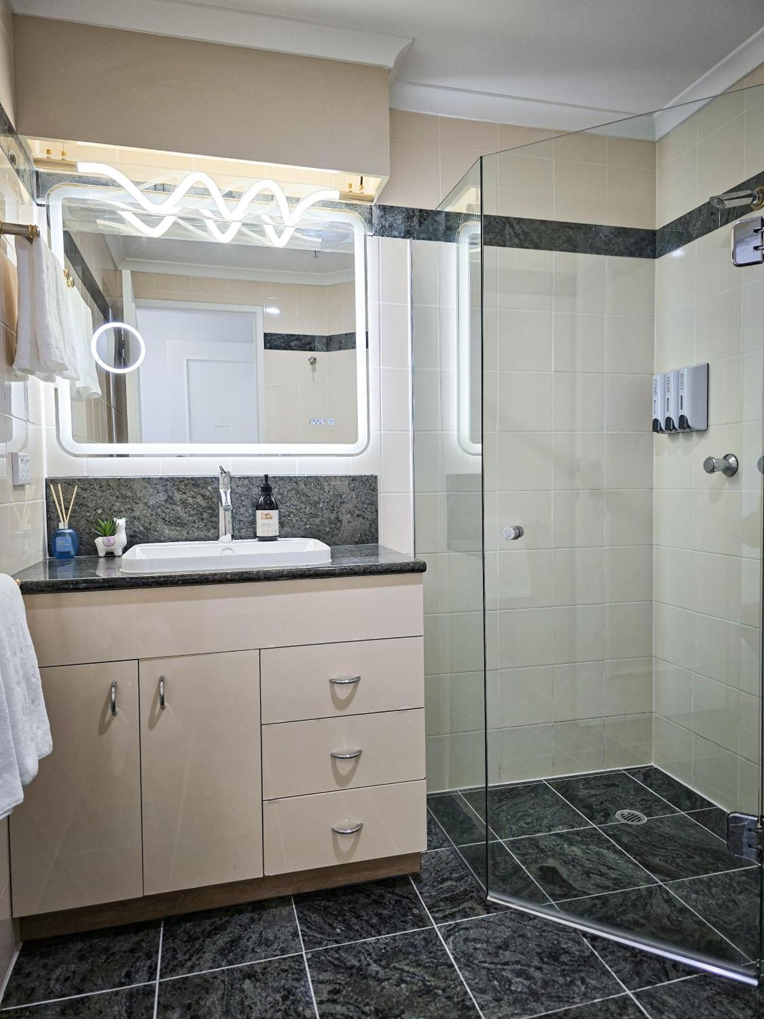 Apartment Chic Darling Harbour Oasis In The Heart Of Sydney, 2br 2ba, Resort-style Amenities *
